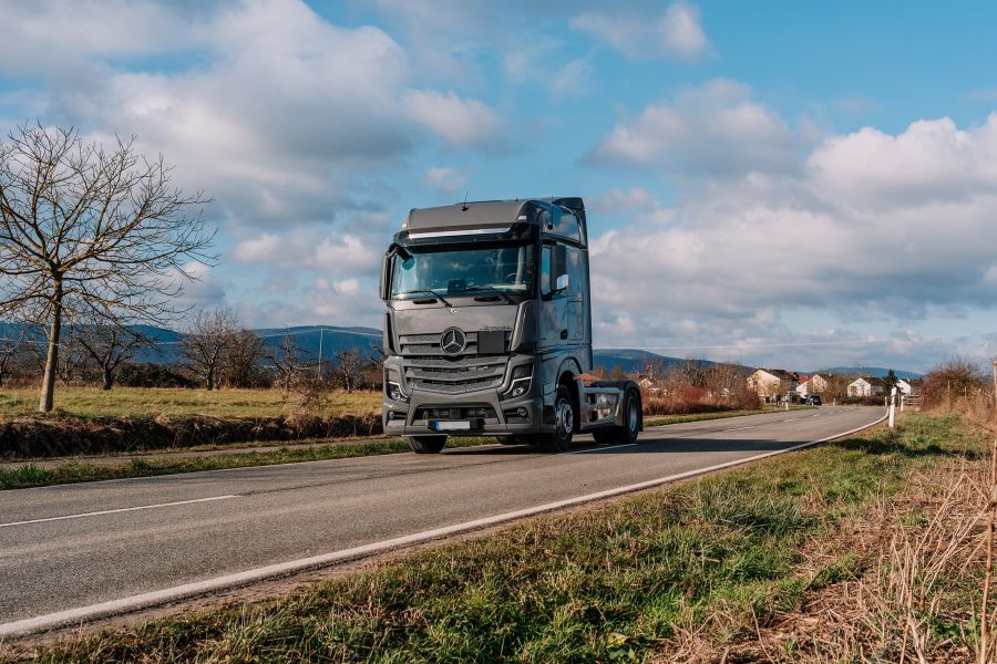 MeLo LKW auf einer Strasse